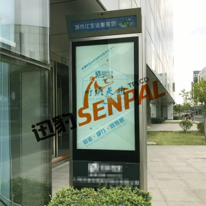 上海公交站立式廣告機(jī)應(yīng)用